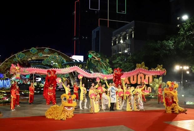 胡志明市2024年甲辰龙年春节阮惠花街拉开序幕
