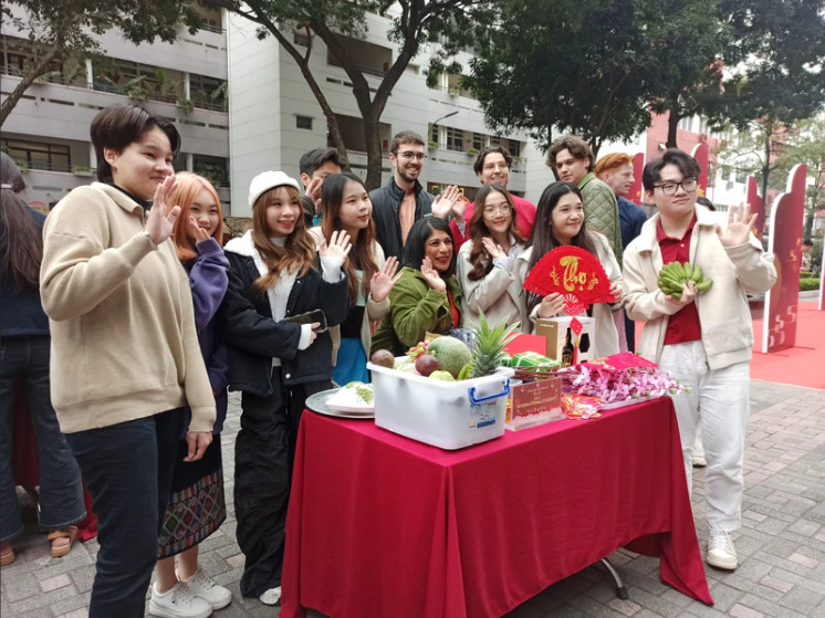 越南外贸大学的留学生兴奋体验包粽子过越南传统春节