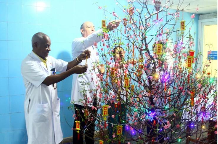 越南传统春节促进越古专家和医生的联系