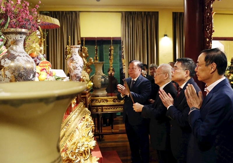 越共中央总书记阮富仲在升龙皇城遗迹区上香