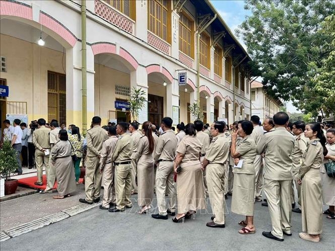 越南国会主席王廷惠向柬埔寨参议院议长致贺信