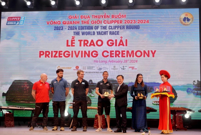 广宁省举行旅游推广与投资促进会暨克利伯环球帆船赛颁奖仪式