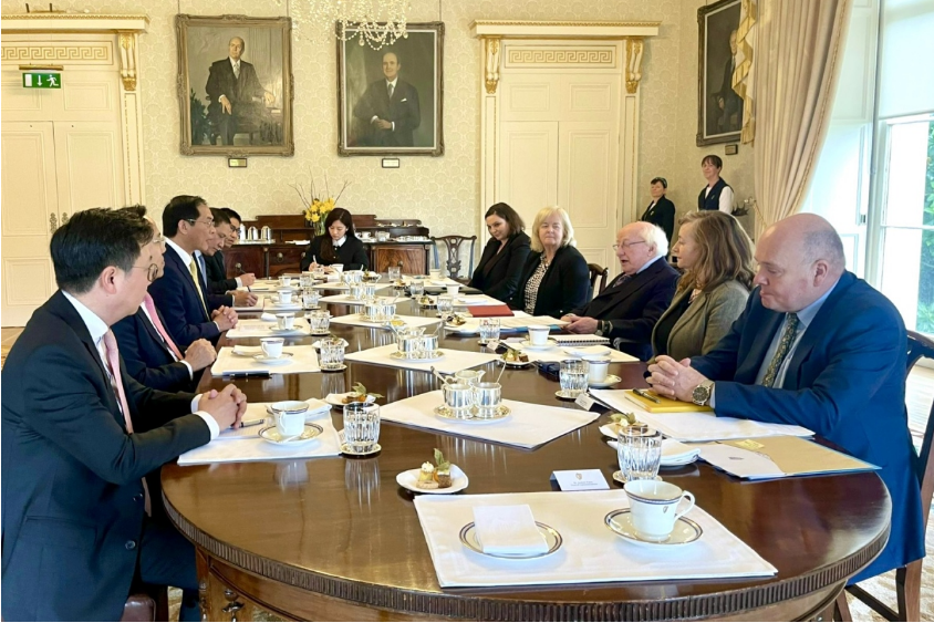 越南外交部长裴青山拜会爱尔兰总统希金斯