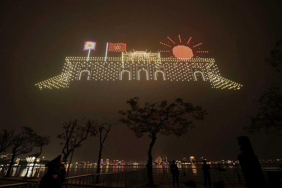 数百架无人机点亮河内西湖夜色