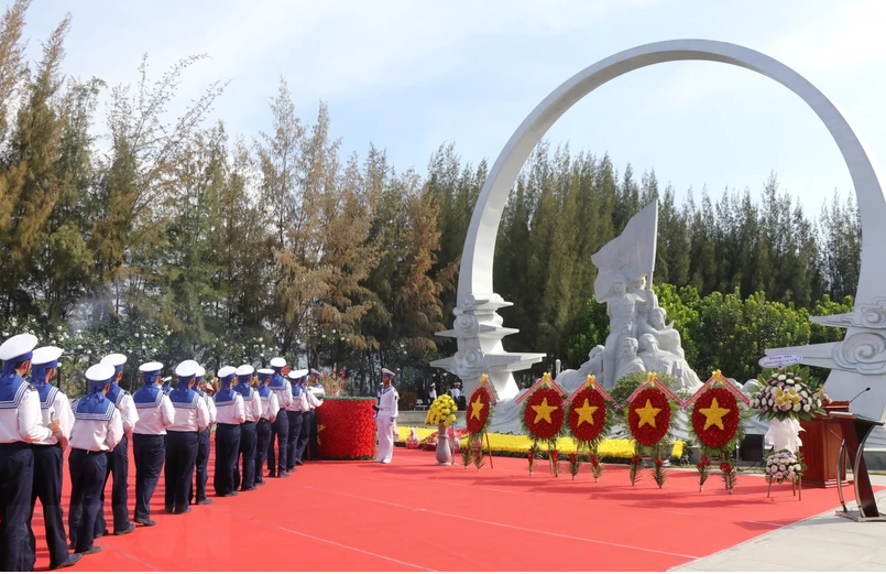 缅怀为捍卫鬼鹿角礁主权而牺牲的64名越南人民海军战士