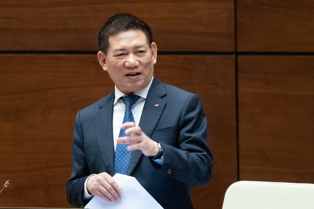 越南国会常委会对两位部长进行专题询问