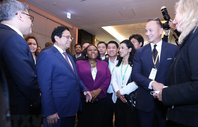 越南政府总理与外商投资企业代表座谈并出席越南企业论坛