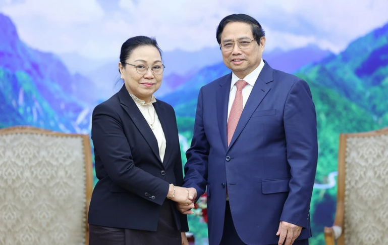 越南政府总理范明正会见老挝驻越大使