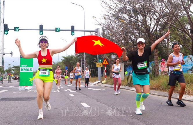 越南运动员在岘港国际马拉松赛囊获奖项