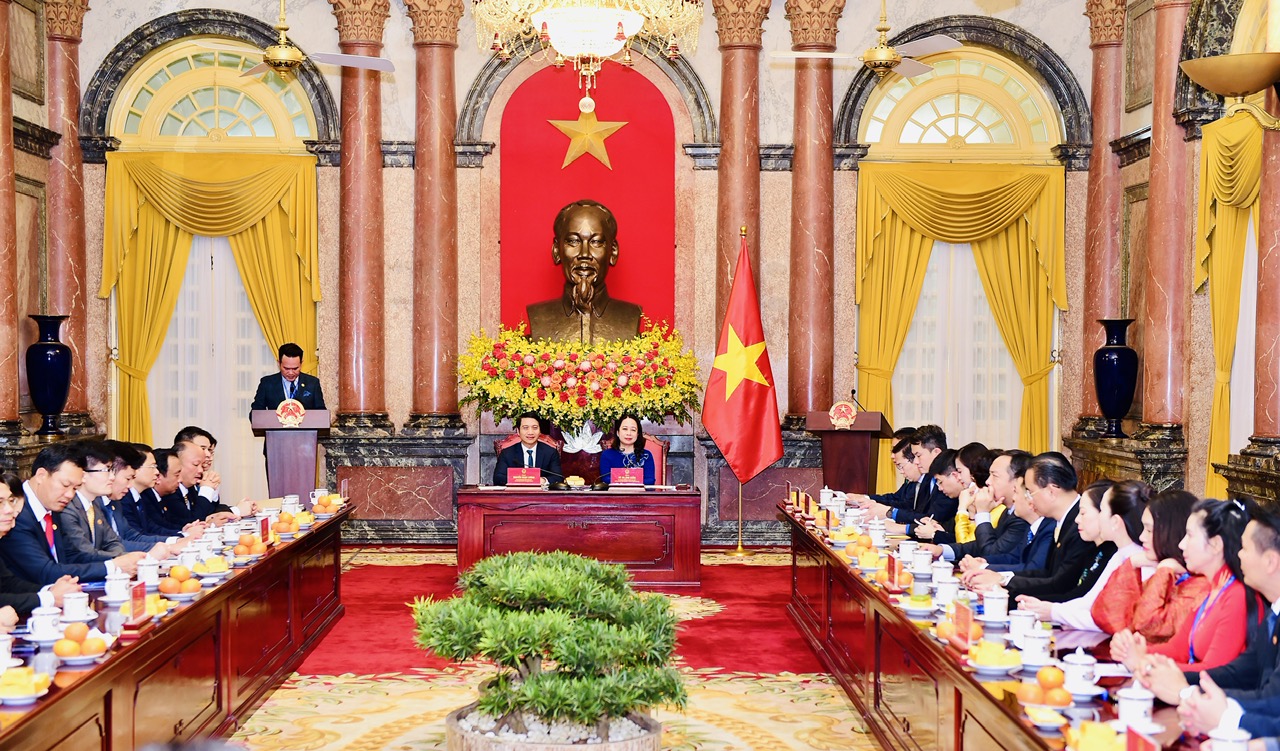 越南国家代主席武氏映春与越南青年企业家协会代表会面