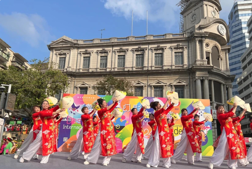 在中国澳门国际幻彩大巡游中推广越南文化