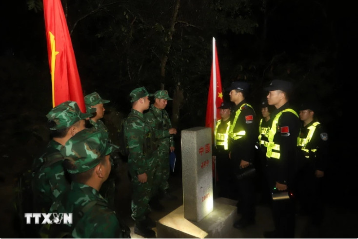 越中两国首次进行夜间边境地区联合巡逻