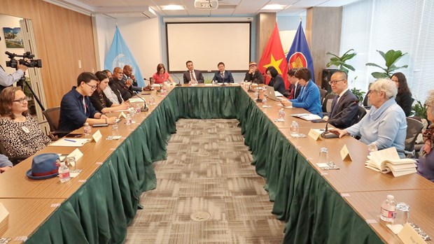 越共中央对外部副部长吴黎文会见支持越南的美国友人