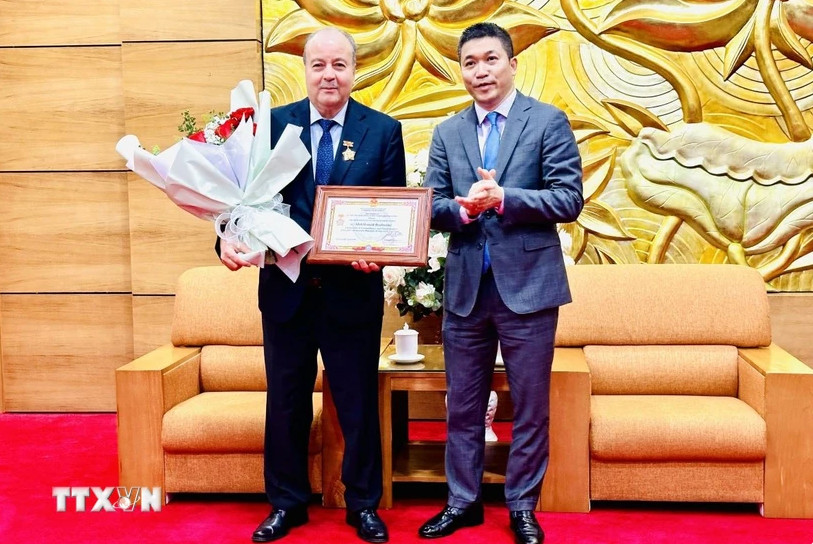 阿尔及利亚驻越南大使布巴津·阿卜杜勒哈米德获颁友谊纪念章