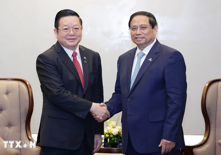 越南政府总理范明正会见东盟秘书长高金洪