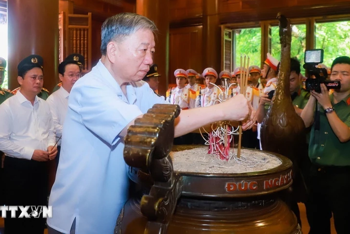 越南公安部部长苏林敬香缅怀胡志明主席