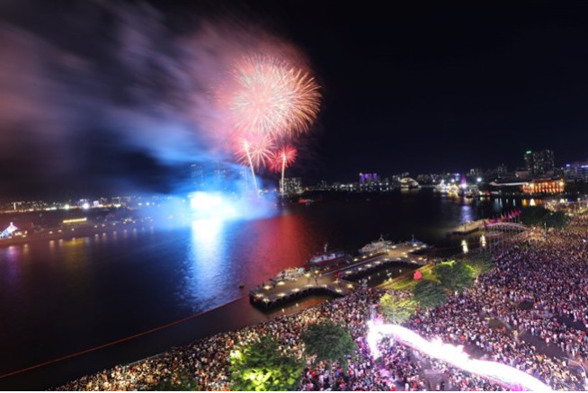 胡志明市燃放烟花拉开第二届河流节的序幕