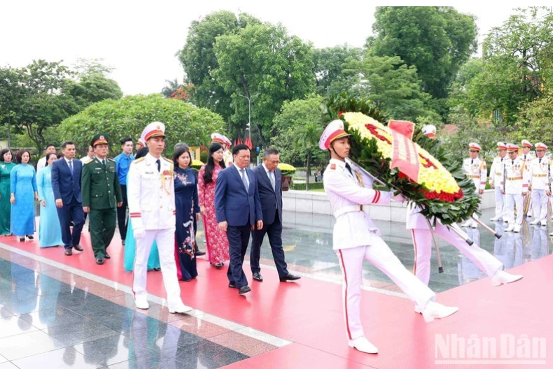 党和国家领导代表团入陵瞻仰胡志明主席遗容（组图）