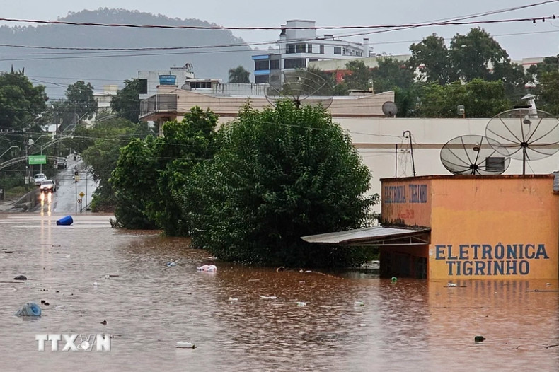 越南领导人向巴西领导人致慰问电