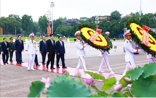 胡志明主席诞辰134周年：党和国家领导拜谒胡志明主席陵墓