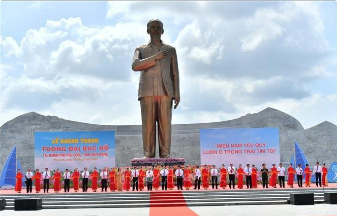 胡伯伯纪念台在坚江省富国岛上落成