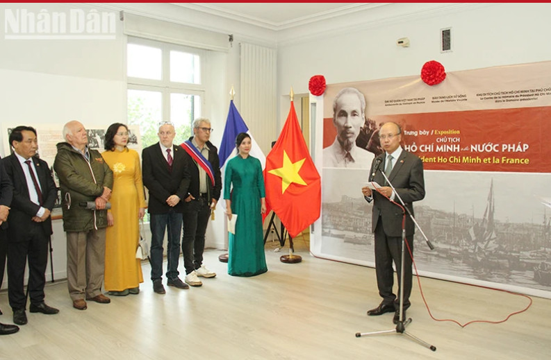 “胡志明主席与法国”资料和图片展开幕