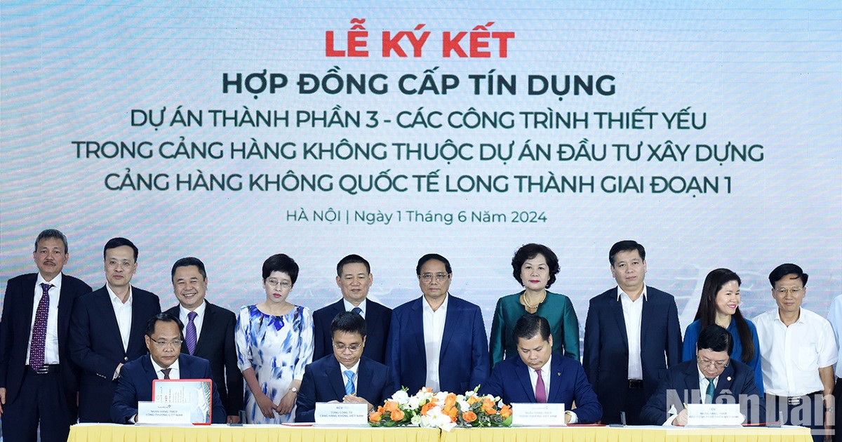 越南政府总理范明正出席隆城机场项目18亿美元合同签字仪式