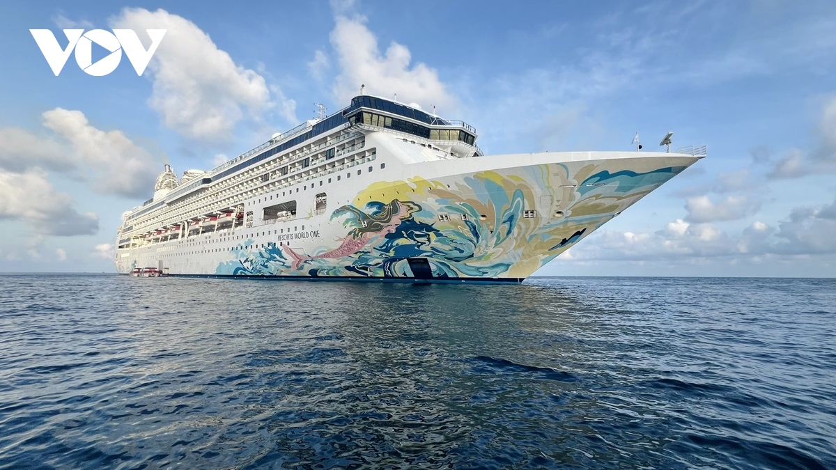 搭载两千多名游客的名胜世界一号邮轮访问昆仑岛