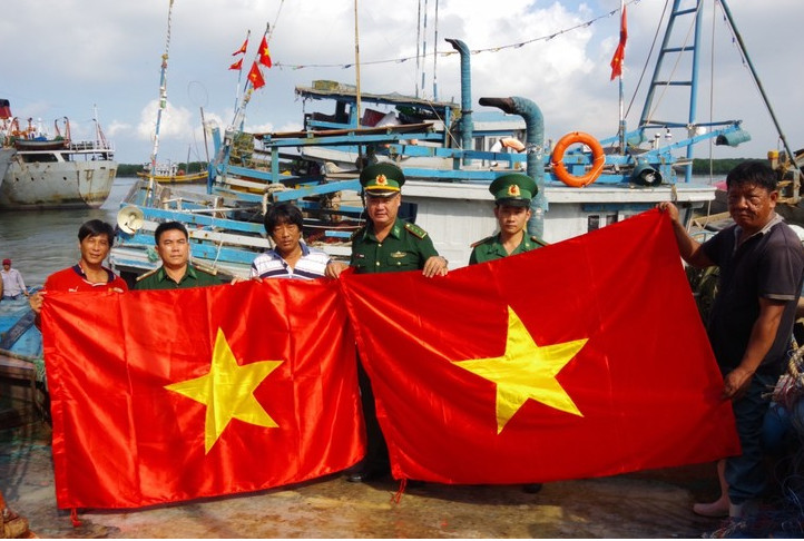 巴地头顿省向渔民赠送国旗