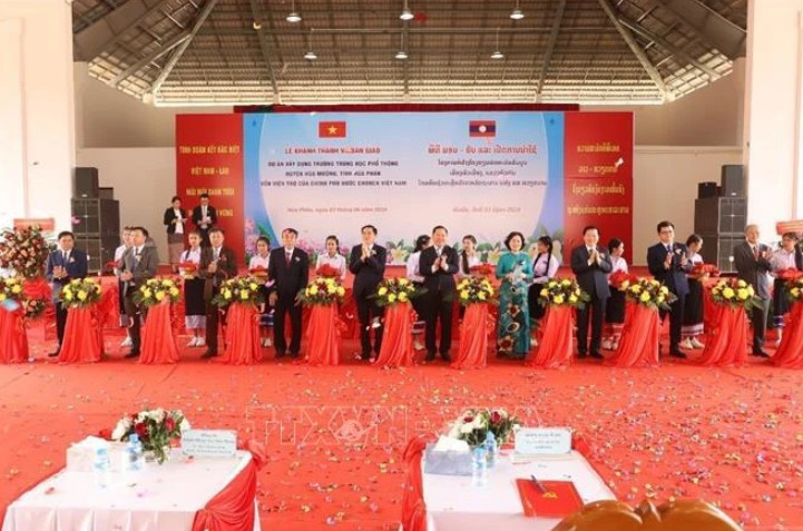 越南援建的老挝华潘省华盟县高中正式竣工交接