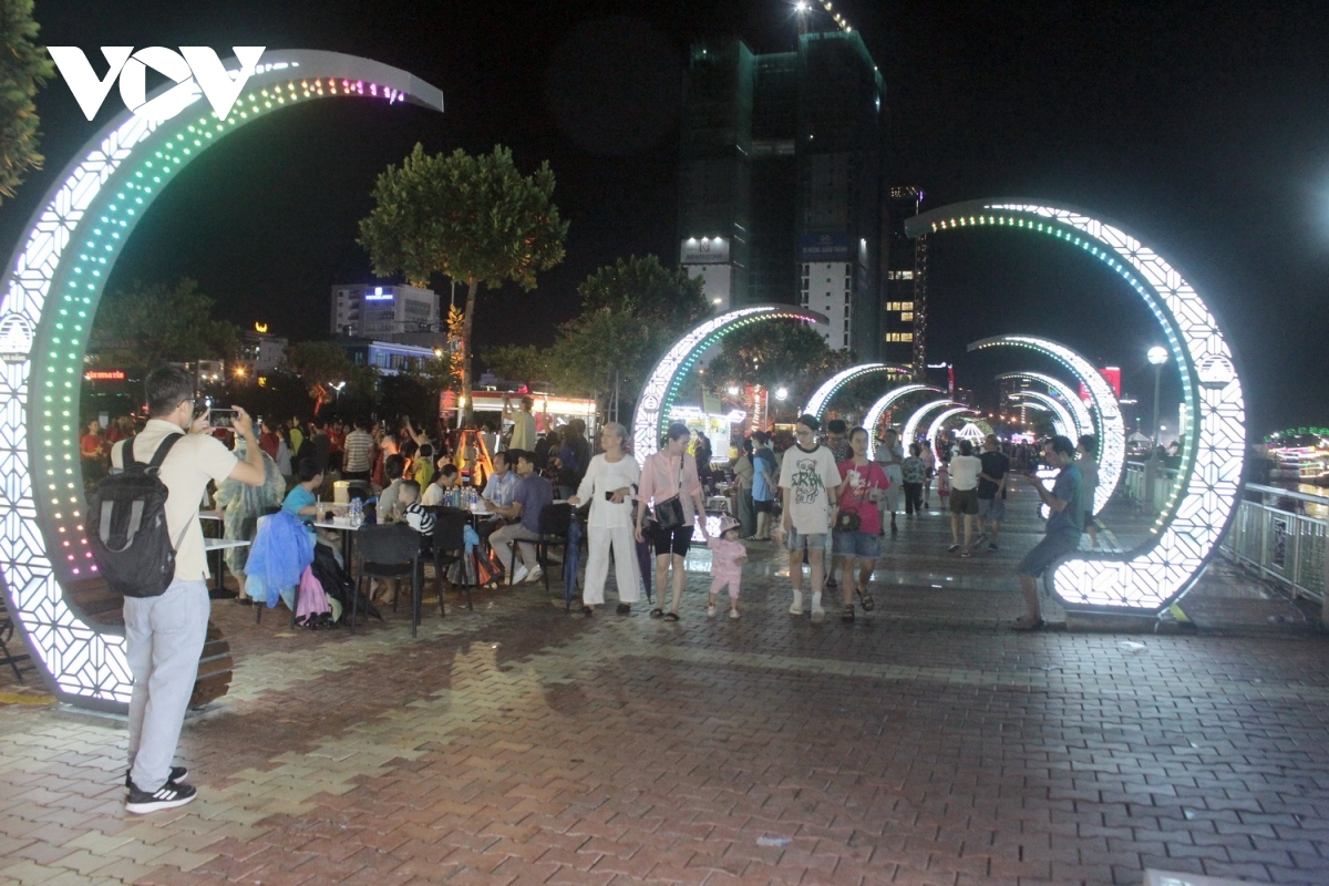 岘港市白藤步行街正式开街