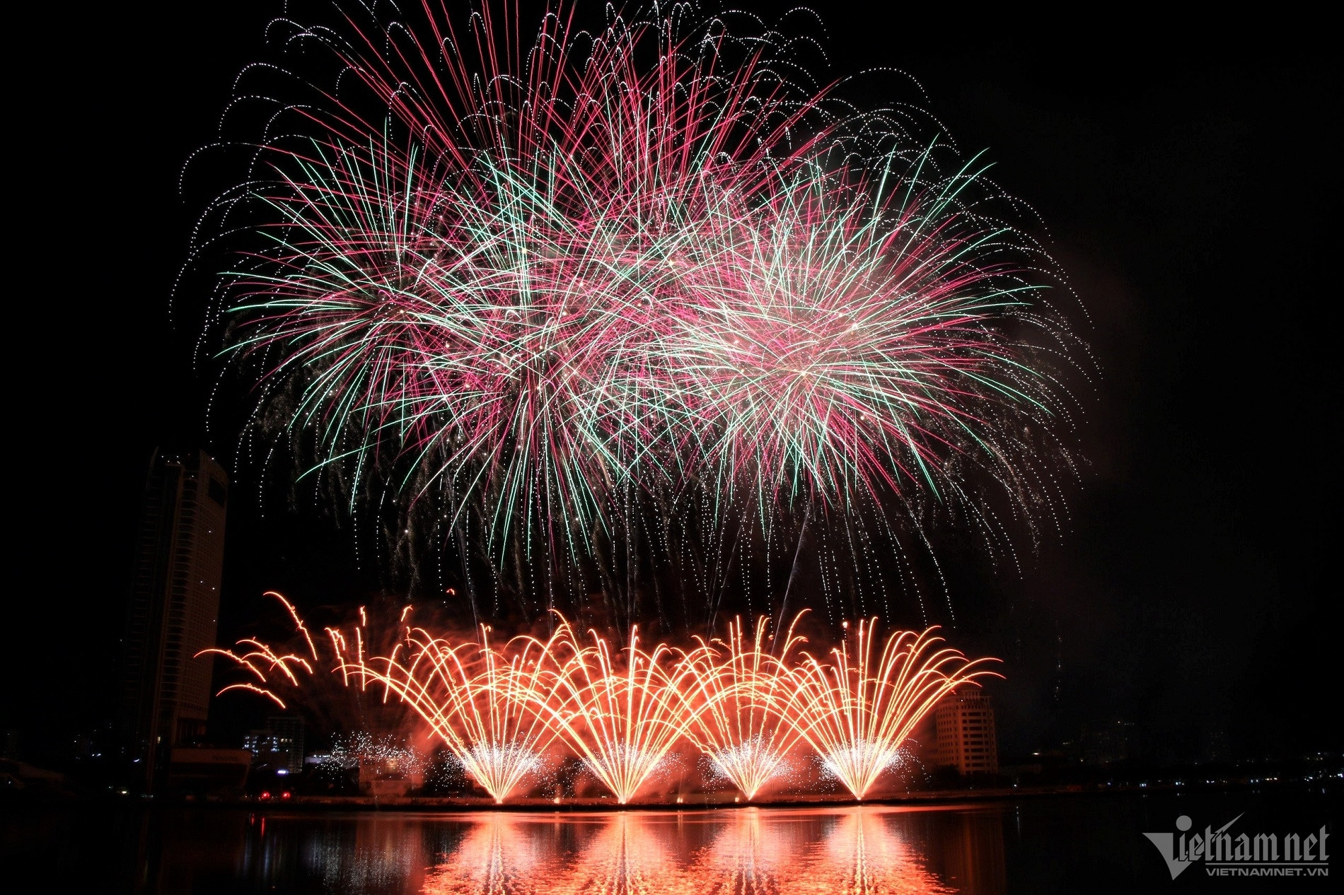 岘港国际烟花节开幕 灯光下的韩江璀璨闪耀