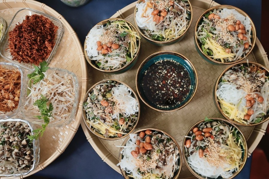 2024年顺化文化节：顺化素食节在香江北岸边举行