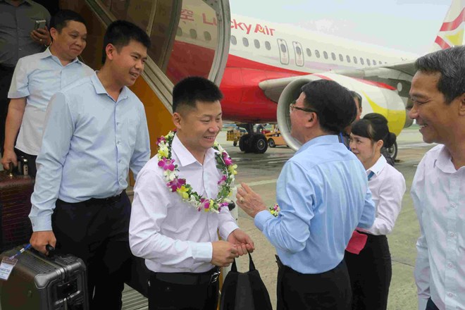 越南吉碑国际机场迎接来自中国丽江的首个航班