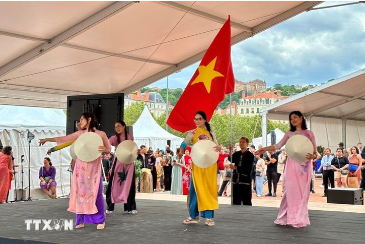 越南奥黛和旅游产品在2024 年里昂领事节上备受关注