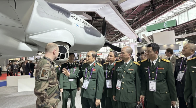 越南国防部代表团赴法国参加法国巴黎军警防务展览会