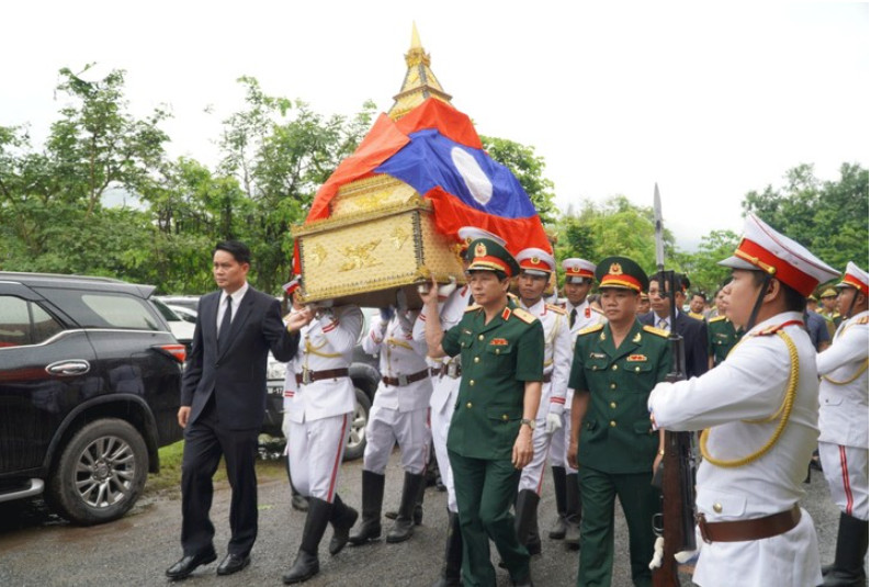 将在老挝北部牺牲的英雄烈士遗骸运回越南