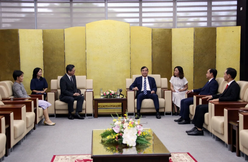 岘港市人民委员会黎忠征会见日本驻岘港市总领事