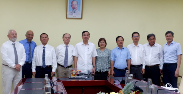 美国企业关注对岘港市cnc医疗设备领域的投资