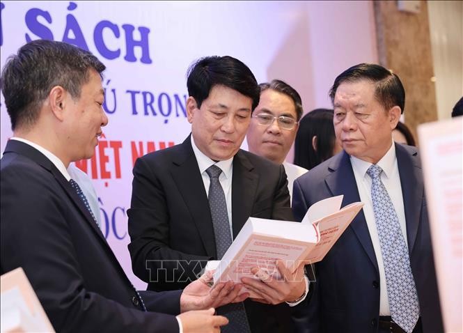 阮富仲总书记关于越南文化的新书首发