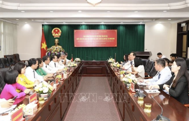 中国湖北省人大代表团访问越南宁平省