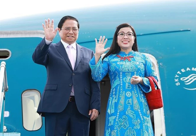 越南政府总理范明正偕夫人黎氏碧珍启程访问韩国