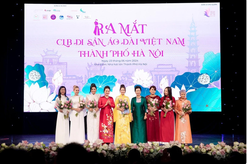 河内市的越南奥黛遗产俱乐部亮相