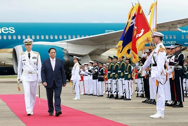 越南政府总理范明正和夫人抵达城南军用机场 开始对韩国进行正式访问