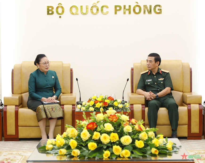 越南国防部长潘文江会见老挝和日本驻越大使