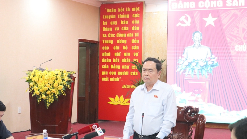 越南国会主席陈青敏与平福省委常委会举行工作会议