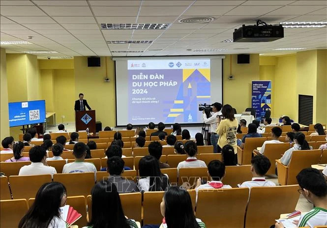 法国留学论坛在芹苴市举行