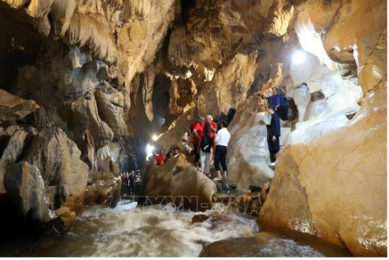 联合国教科文组织专家代表团审核谅山地质公园申报档案