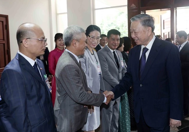 国家主席苏林走访慰问越南驻老大使馆和旅老越南人社群代表