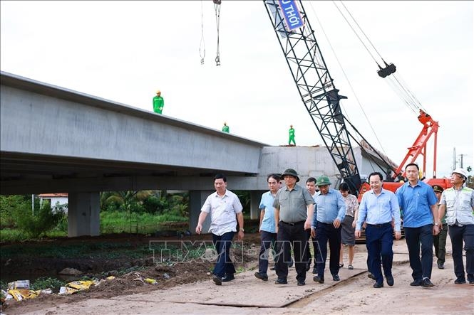 越南政府总理范明正视察芹苴-金瓯高速公路建设项目